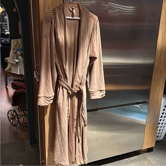 Tan Lounge Set with Robe - Picture 4 of 5